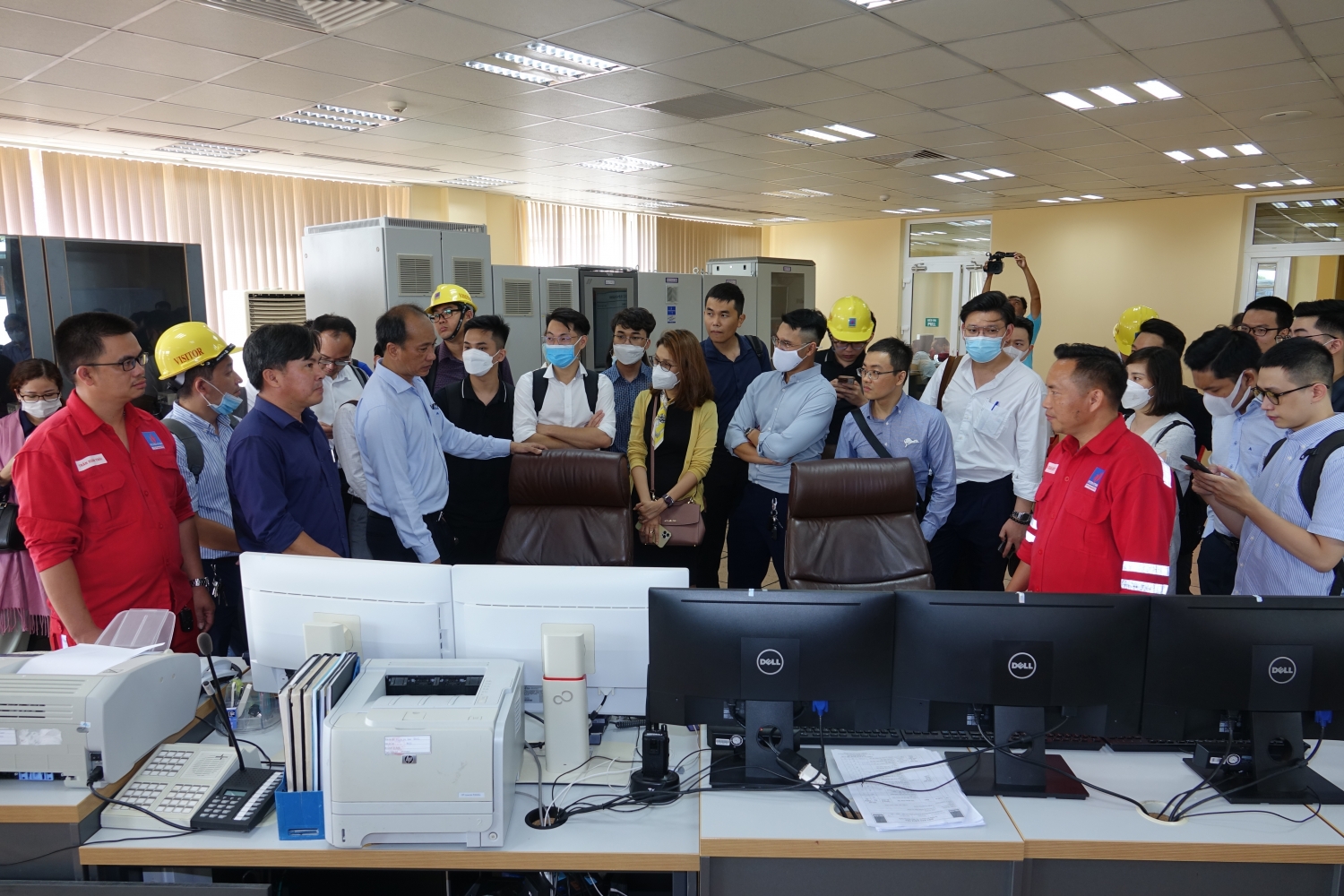 Đại biểu tham quan Phòng điều khiển trung tâm tại Nhà máy điện Nhơn Trạch 2 Đại biểu tham quan Phòng điều khiển trung tâm tại Nhà máy điện Nhơn Trạch 2