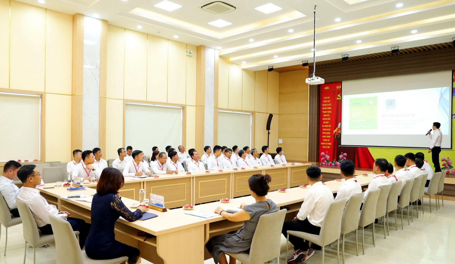 Buổi làm việc đối thoại định kỳ với toàn thể CBCNV Nhà máy Xử lý khí Dinh Cố Buổi làm việc đối thoại định kỳ với toàn thể CBCNV Nhà máy Xử lý khí Dinh Cố