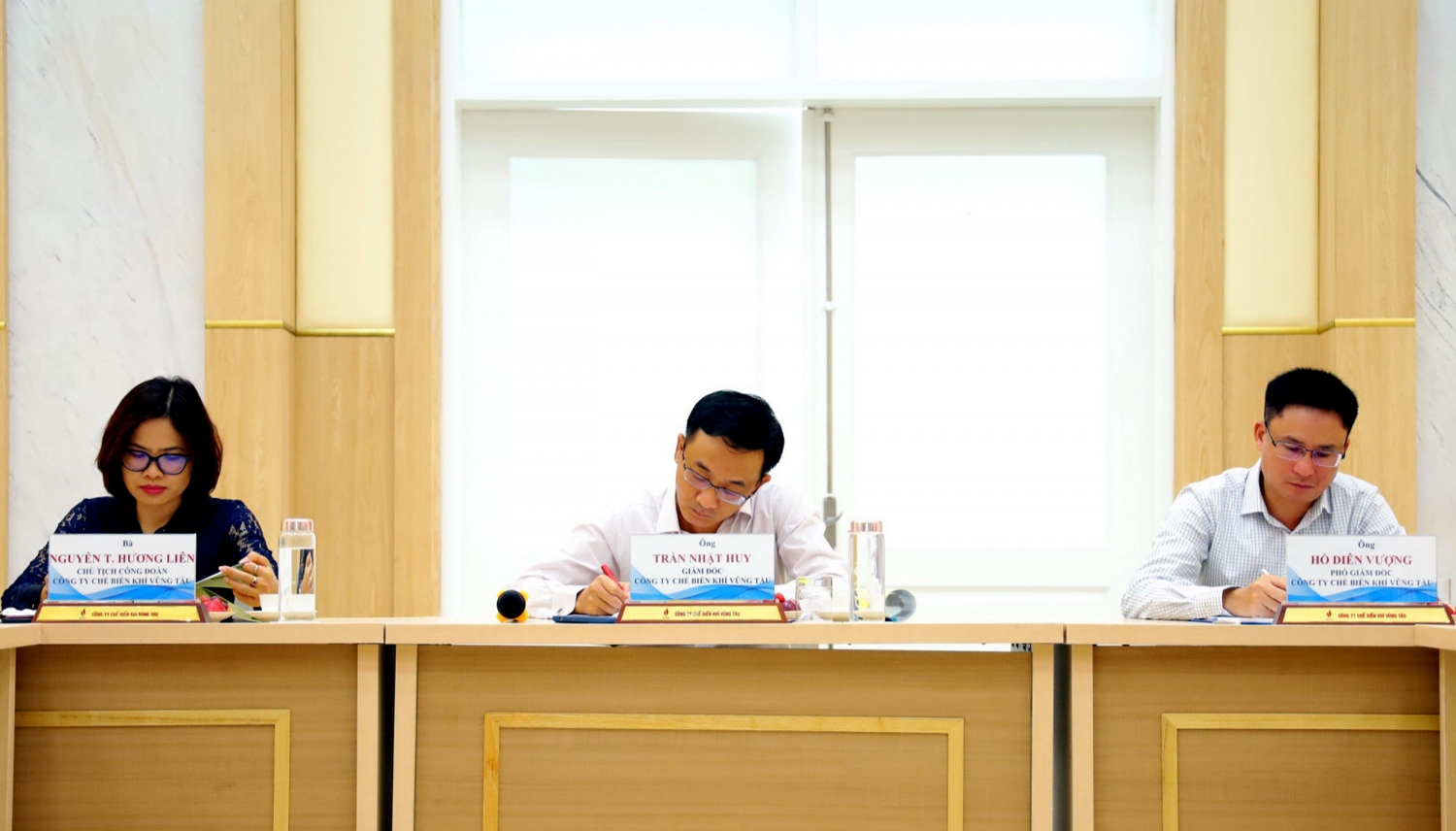 Ban Lãnh đạo KVT ghi nhận các ý kiến đóng góp của NLĐ Ban Lãnh đạo KVT ghi nhận các ý kiến đóng góp của NLĐ