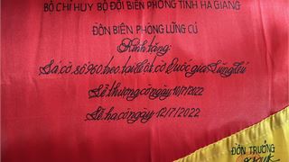 Hội CCB PVEP đón nhận lá cờ Tổ quốc được treo tại Cột cờ Lũng Cú