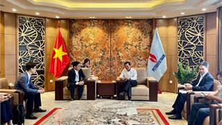 PVN Chairman of the Board of Directors Hoang Quoc Vuong receives GS Energy leader