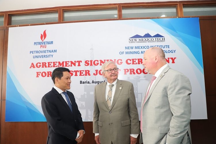 Trường Đại học Dầu khí Việt Nam ký Thỏa thuận hợp tác đào tạo Thạc sĩ với Trường Đại học New Mexico Tech (Hoa Kỳ) Trường Đại học Dầu khí Việt Nam ký Thỏa thuận hợp tác đào tạo Thạc sĩ với Trường Đại học New Mexico Tech (Hoa Kỳ)