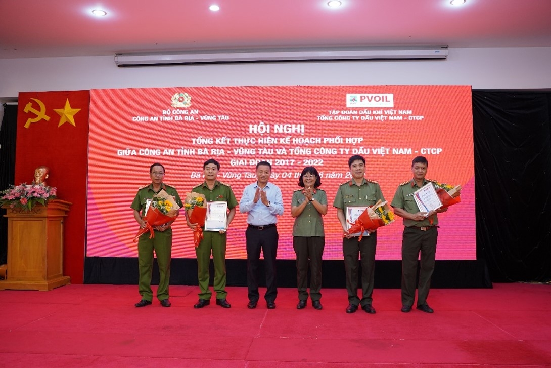 Đại tá Trần Thị Kim Phụng - Phó Giám đốc Công an tỉnh Bà Rịa - Vũng Tàu và ông Đoàn Văn Nhuộm - Tổng Giám đốc PVOIL trao khen thưởng cho các tập thể và cá nhân Đại tá Trần Thị Kim Phụng - Phó Giám đốc Công an tỉnh Bà Rịa - Vũng Tàu và ông Đoàn Văn Nhuộm - Tổng Giám đốc PVOIL trao khen thưởng cho các tập thể và cá nhân