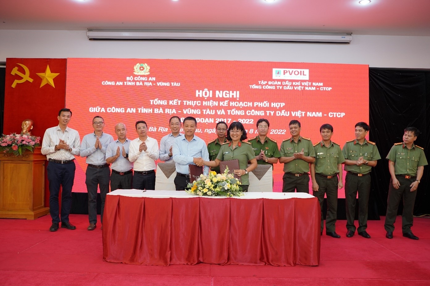 Đại tá Trần Thị Kim Phụng - Phó Giám đốc Công an tỉnh Bà Rịa - Vũng Tàu và ông Đoàn Văn Nhuộm - Tổng Giám đốc PVOIL thực hiện nghi thức ký kết Quy chế phối hợp giữa hai đơn vị Đại tá Trần Thị Kim Phụng - Phó Giám đốc Công an tỉnh Bà Rịa - Vũng Tàu và ông Đoàn Văn Nhuộm - Tổng Giám đốc PVOIL thực hiện nghi thức ký kết Quy chế phối hợp giữa hai đơn vị