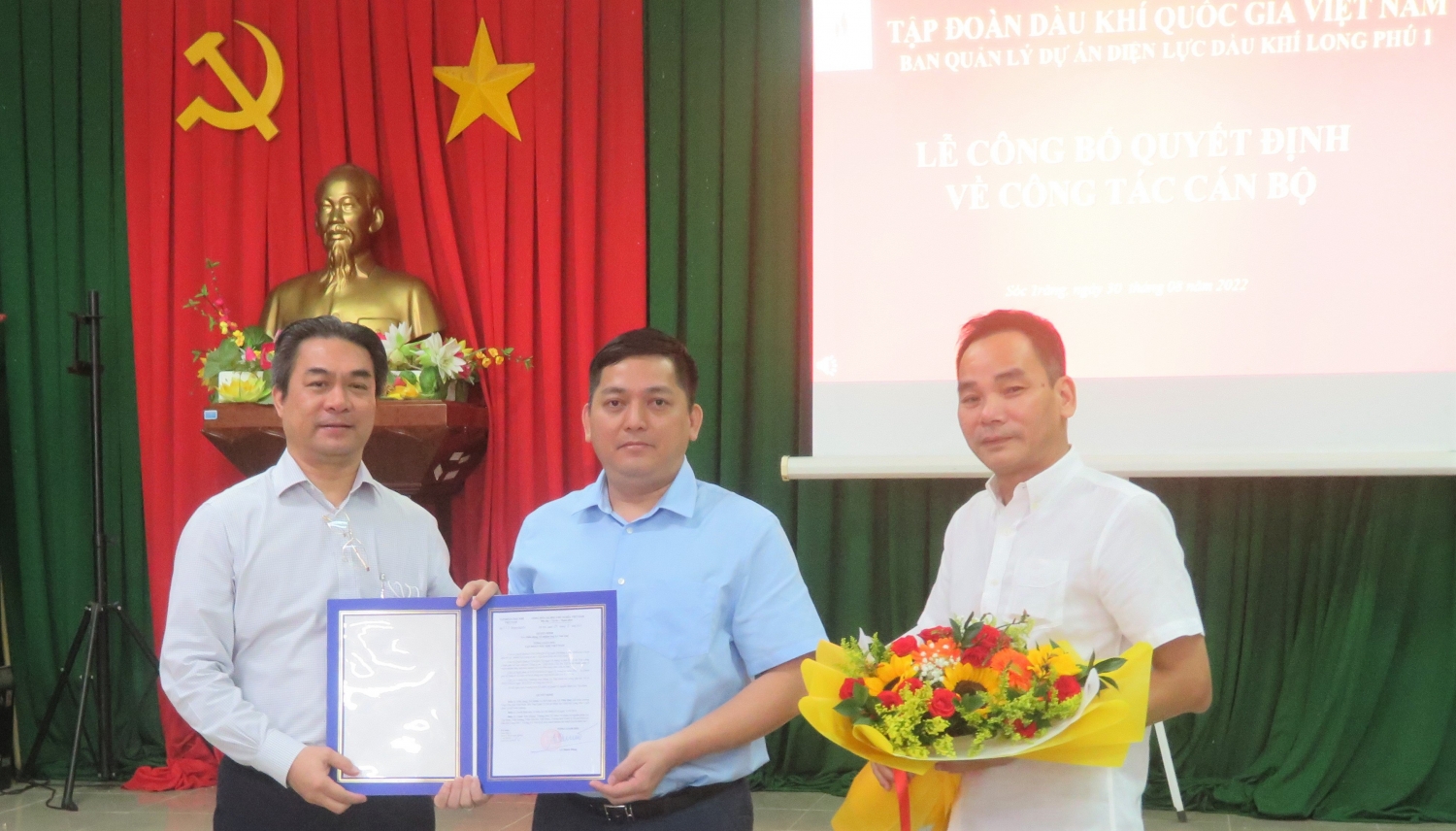 Trao quyết định Kế toán trưởng Ban Quản lý Dự án Điện lực Dầu khí Long Phú 1 Trao quyết định Kế toán trưởng Ban Quản lý Dự án Điện lực Dầu khí Long Phú 1
