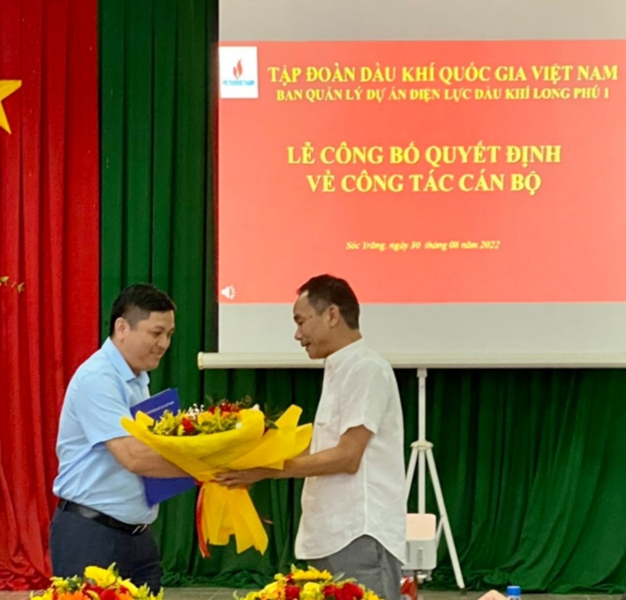 Trao quyết định Kế toán trưởng Ban Quản lý Dự án Điện lực Dầu khí Long Phú 1 Trao quyết định Kế toán trưởng Ban Quản lý Dự án Điện lực Dầu khí Long Phú 1