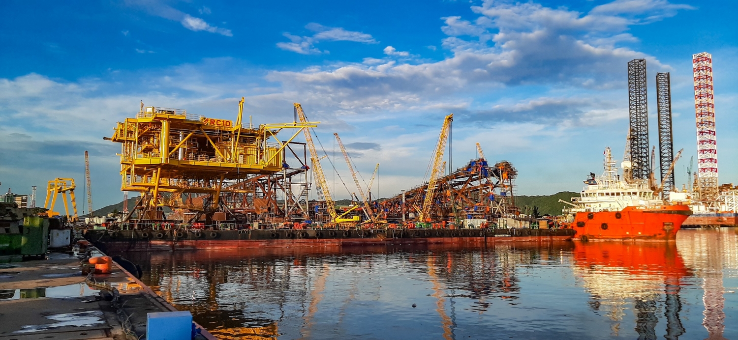 Vietsovpetro hạ thủy thành công Khối thượng tầng giàn RC-10 mỏ Rồng Vietsovpetro hạ thủy thành công Khối thượng tầng giàn RC-10 mỏ Rồng