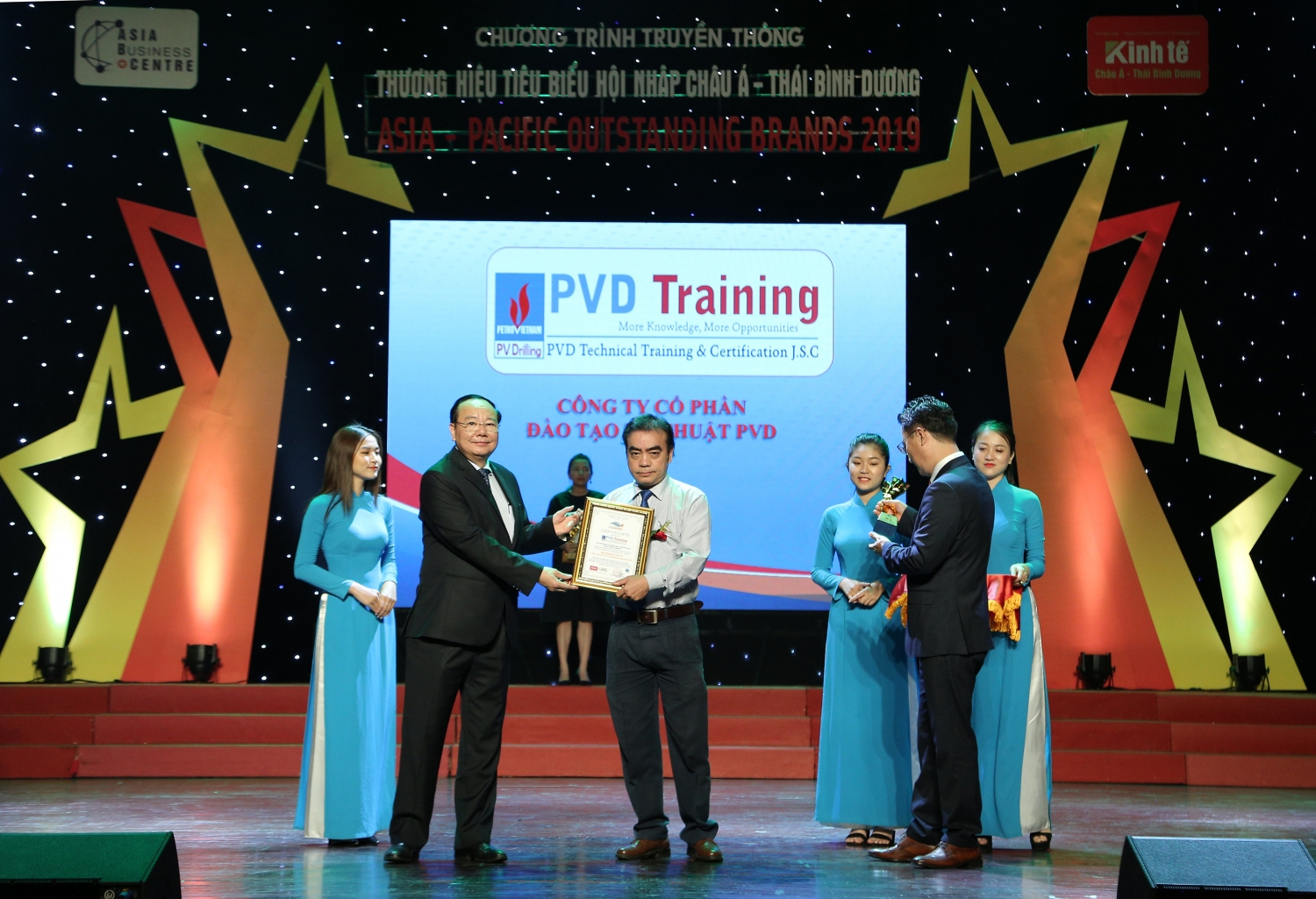 Đại diện PVD Training nhận Giải thưởng Top 10 Outstanding Brand Pacific ASIA năm 2019. Đại diện PVD Training nhận Giải thưởng Top 10 Outstanding Brand Pacific ASIA năm 2019.