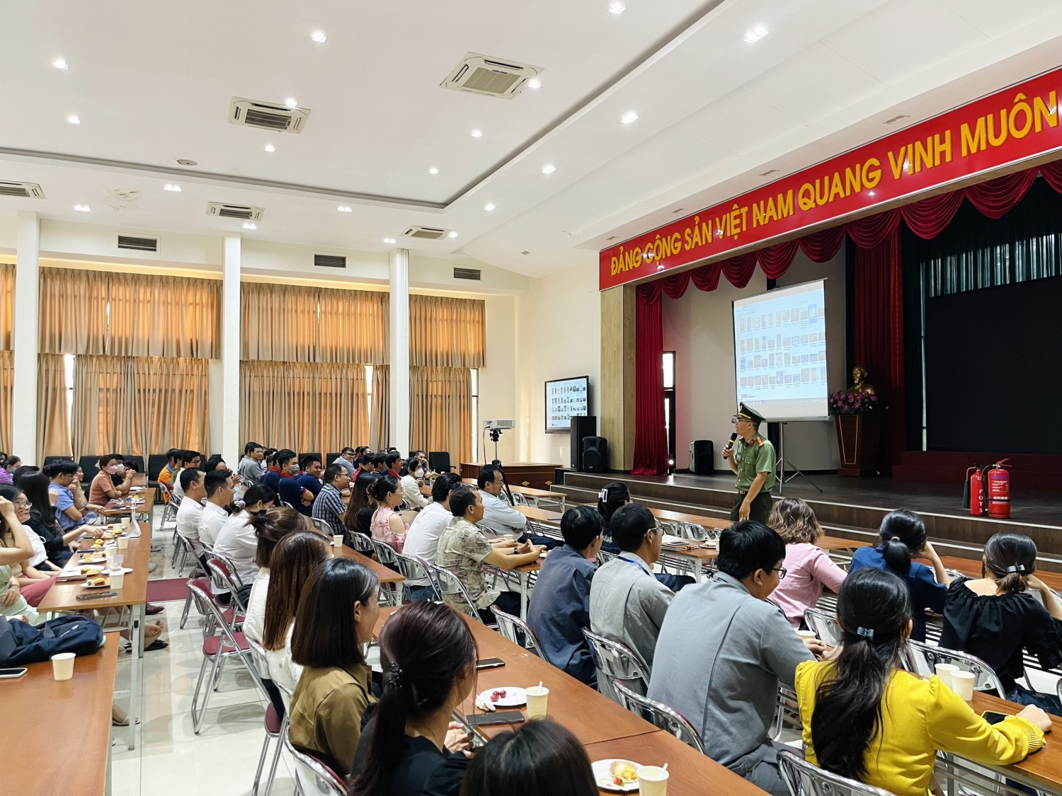 PETROSETCO tăng cường trang bị kiến thức, kỹ năng PCCC cho CBCNV PETROSETCO tăng cường trang bị kiến thức, kỹ năng PCCC cho CBCNV