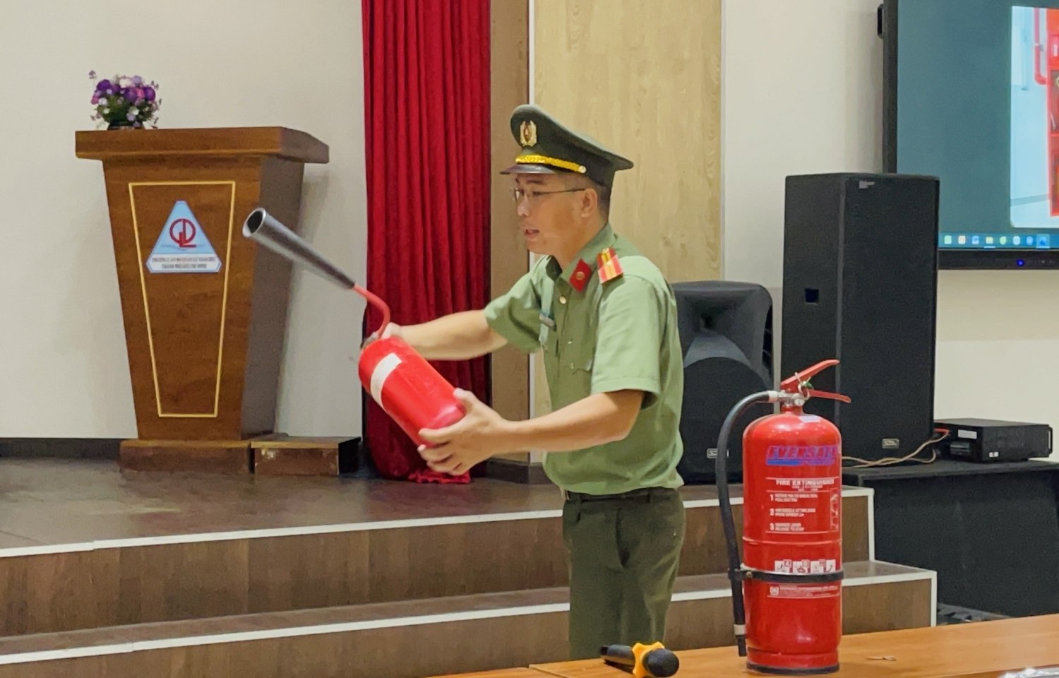 PETROSETCO tăng cường trang bị kiến thức, kỹ năng PCCC cho CBCNV PETROSETCO tăng cường trang bị kiến thức, kỹ năng PCCC cho CBCNV