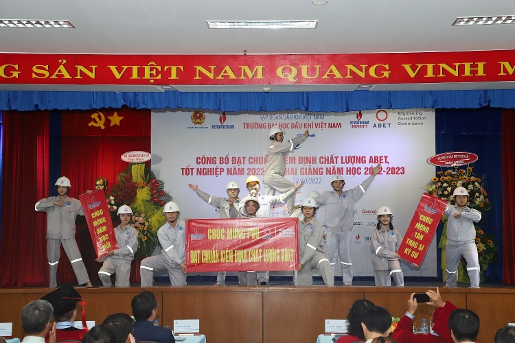 Trường Đại học Dầu khí Việt Nam: Khai giảng năm học mới 2022-2023 và trao bằng thạc sĩ, kỹ sư Trường Đại học Dầu khí Việt Nam khai giảng năm học mới 2022-2023 và trao bằng thạc sĩ, kỹ sư