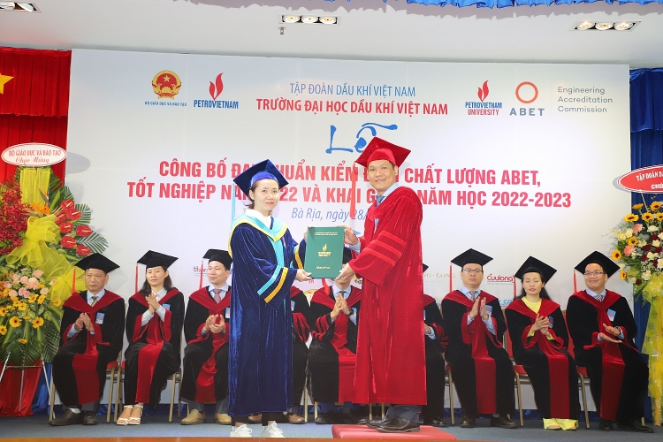 Trường Đại học Dầu khí Việt Nam: Khai giảng năm học mới 2022-2023 và trao bằng thạc sĩ, kỹ sư Trường Đại học Dầu khí Việt Nam khai giảng năm học mới 2022-2023 và trao bằng thạc sĩ, kỹ sư