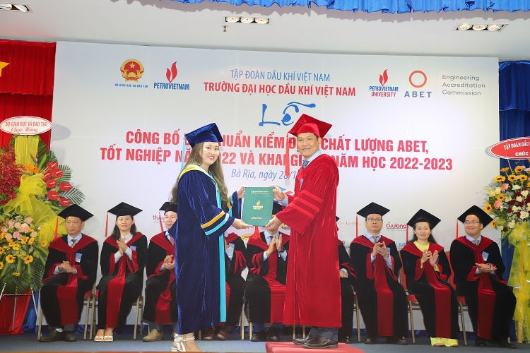 Trường Đại học Dầu khí Việt Nam: Khai giảng năm học mới 2022-2023 và trao bằng thạc sĩ, kỹ sư Trường Đại học Dầu khí Việt Nam khai giảng năm học mới 2022-2023 và trao bằng thạc sĩ, kỹ sư