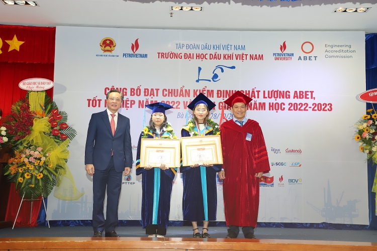 Trường Đại học Dầu khí Việt Nam: Khai giảng năm học mới 2022-2023 và trao bằng thạc sĩ, kỹ sư Trường Đại học Dầu khí Việt Nam khai giảng năm học mới 2022-2023 và trao bằng thạc sĩ, kỹ sư