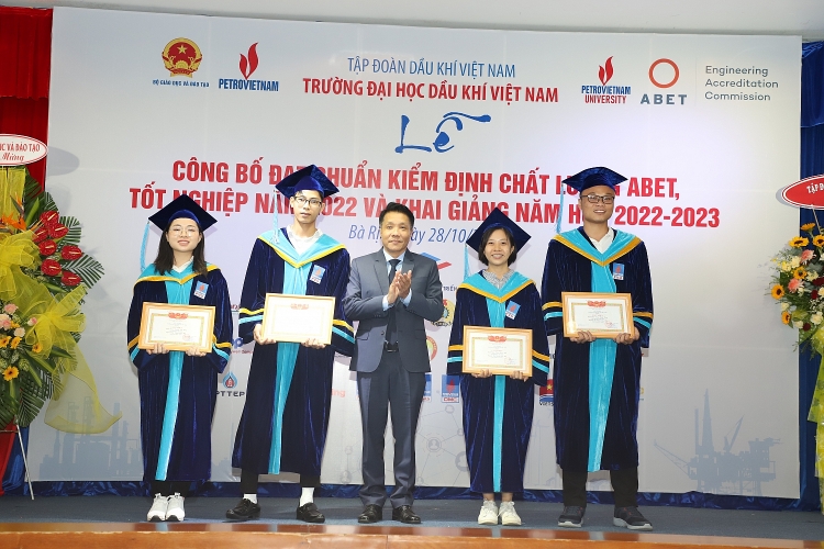 Trường Đại học Dầu khí Việt Nam: Khai giảng năm học mới 2022-2023 và trao bằng thạc sĩ, kỹ sư Trường Đại học Dầu khí Việt Nam khai giảng năm học mới 2022-2023 và trao bằng thạc sĩ, kỹ sư