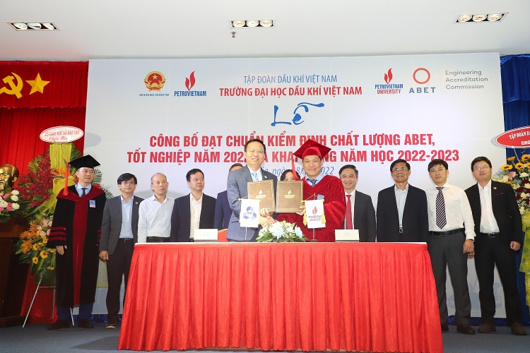 Trường Đại học Dầu khí Việt Nam: Khai giảng năm học mới 2022-2023 và trao bằng thạc sĩ, kỹ sư Trường Đại học Dầu khí Việt Nam khai giảng năm học mới 2022-2023 và trao bằng thạc sĩ, kỹ sư