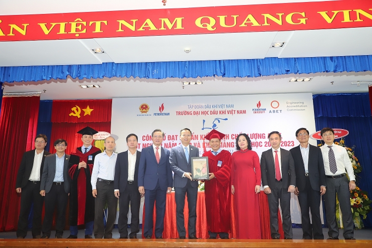 Trường Đại học Dầu khí Việt Nam: Khai giảng năm học mới 2022-2023 và trao bằng thạc sĩ, kỹ sư Trường Đại học Dầu khí Việt Nam khai giảng năm học mới 2022-2023 và trao bằng thạc sĩ, kỹ sư
