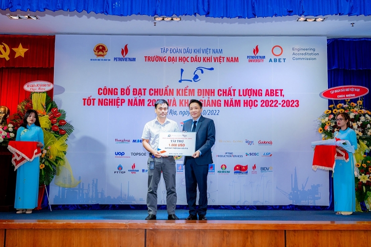 Trường Đại học Dầu khí Việt Nam: Khai giảng năm học mới 2022-2023 và trao bằng thạc sĩ, kỹ sư Trường Đại học Dầu khí Việt Nam khai giảng năm học mới 2022-2023 và trao bằng thạc sĩ, kỹ sư