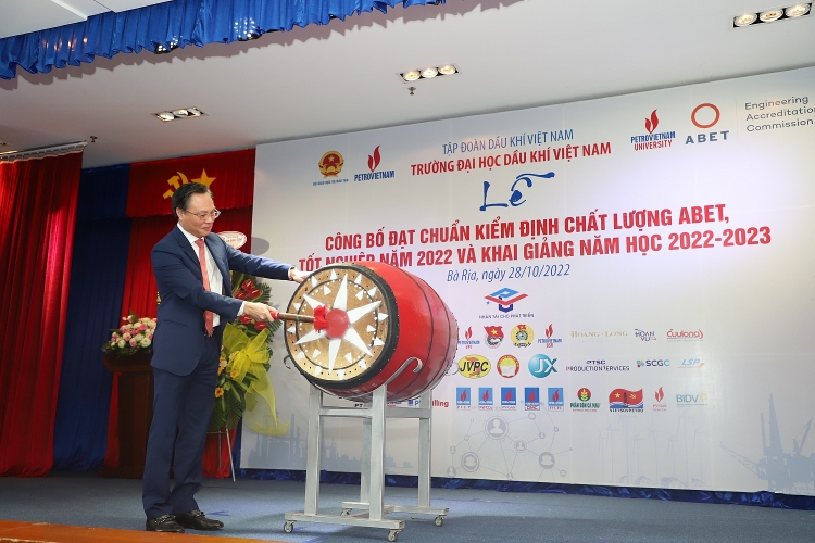 Trường Đại học Dầu khí Việt Nam: Khai giảng năm học mới 2022-2023 và trao bằng thạc sĩ, kỹ sư Trường Đại học Dầu khí Việt Nam khai giảng năm học mới 2022-2023 và trao bằng thạc sĩ, kỹ sư