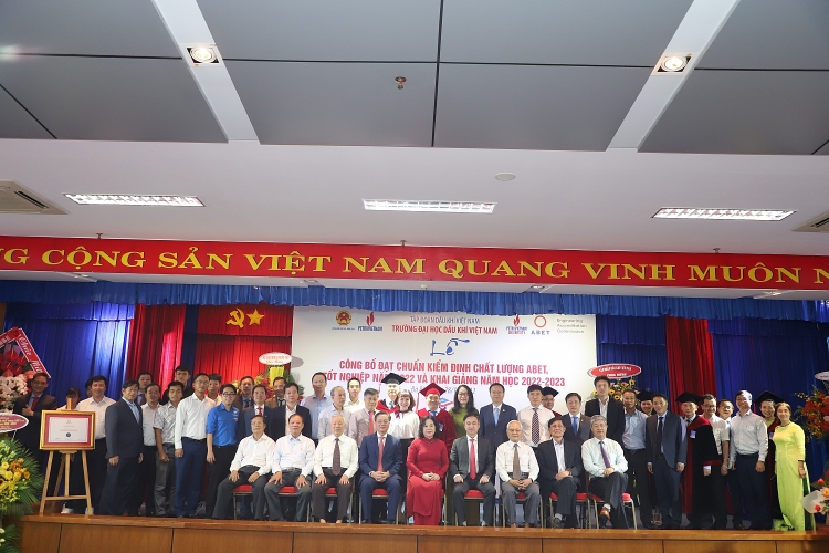 Trường Đại học Dầu khí Việt Nam: Khai giảng năm học mới 2022-2023 và trao bằng thạc sĩ, kỹ sư Trường Đại học Dầu khí Việt Nam khai giảng năm học mới 2022-2023 và trao bằng thạc sĩ, kỹ sư