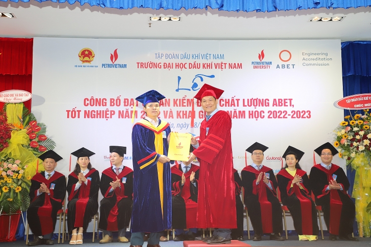 Trường Đại học Dầu khí Việt Nam: Khai giảng năm học mới 2022-2023 và trao bằng thạc sĩ, kỹ sư Trường Đại học Dầu khí Việt Nam khai giảng năm học mới 2022-2023 và trao bằng thạc sĩ, kỹ sư