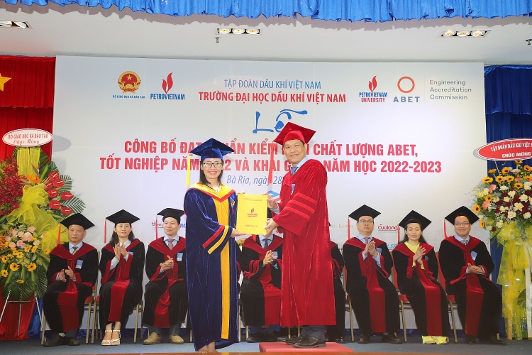 Trường Đại học Dầu khí Việt Nam: Khai giảng năm học mới 2022-2023 và trao bằng thạc sĩ, kỹ sư Trường Đại học Dầu khí Việt Nam khai giảng năm học mới 2022-2023 và trao bằng thạc sĩ, kỹ sư