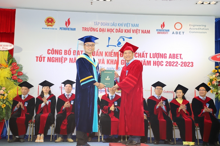 Trường Đại học Dầu khí Việt Nam: Khai giảng năm học mới 2022-2023 và trao bằng thạc sĩ, kỹ sư Trường Đại học Dầu khí Việt Nam khai giảng năm học mới 2022-2023 và trao bằng thạc sĩ, kỹ sư