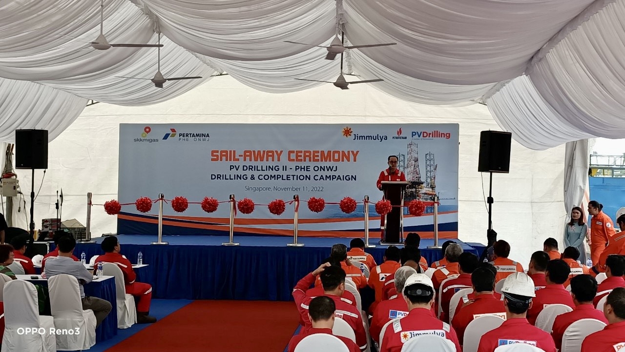 Ông Đinh Quang Nhựt, Giám đốc Xí nghiệp Điều hành khoan, đơn vị quản lý và vận hành giàn PV DRILLING II phát biểu tại buổi lễ. Ông Đinh Quang Nhựt, Giám đốc Xí nghiệp Điều hành khoan, đơn vị quản lý và vận hành giàn PV DRILLING II phát biểu tại buổi lễ.