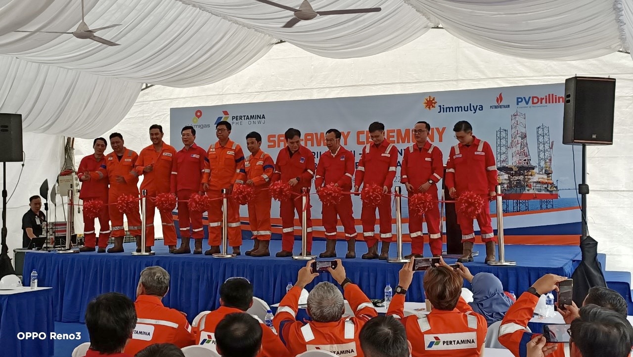 Tổng giám đốc PV Drilling Nguyễn Xuân Cường cùng đại diện lãnh đạo Petrovietnam, khách hàng PHE ONWJ, đối tác Jimmulya thực hiện nghi thức cắt băng khai mạc. Tổng giám đốc PV Drilling Nguyễn Xuân Cường cùng đại diện lãnh đạo Petrovietnam, khách hàng PHE ONWJ, đối tác Jimmulya thực hiện nghi thức cắt băng khai mạc.