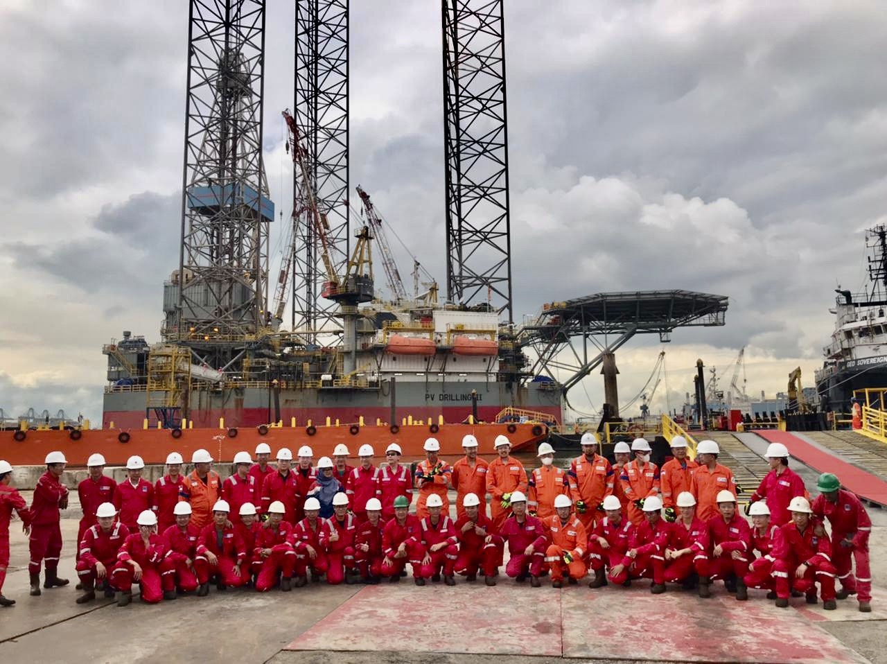 Ban lãnh đạo PV Drilling, khách hàng PHE ONWJ và đối tác Jimmulya chụp hình cùng tập thể người lao động trên giàn PV DRILLING II. Ban lãnh đạo PV Drilling, khách hàng PHE ONWJ và đối tác Jimmulya chụp hình cùng tập thể người lao động trên giàn PV DRILLING II.