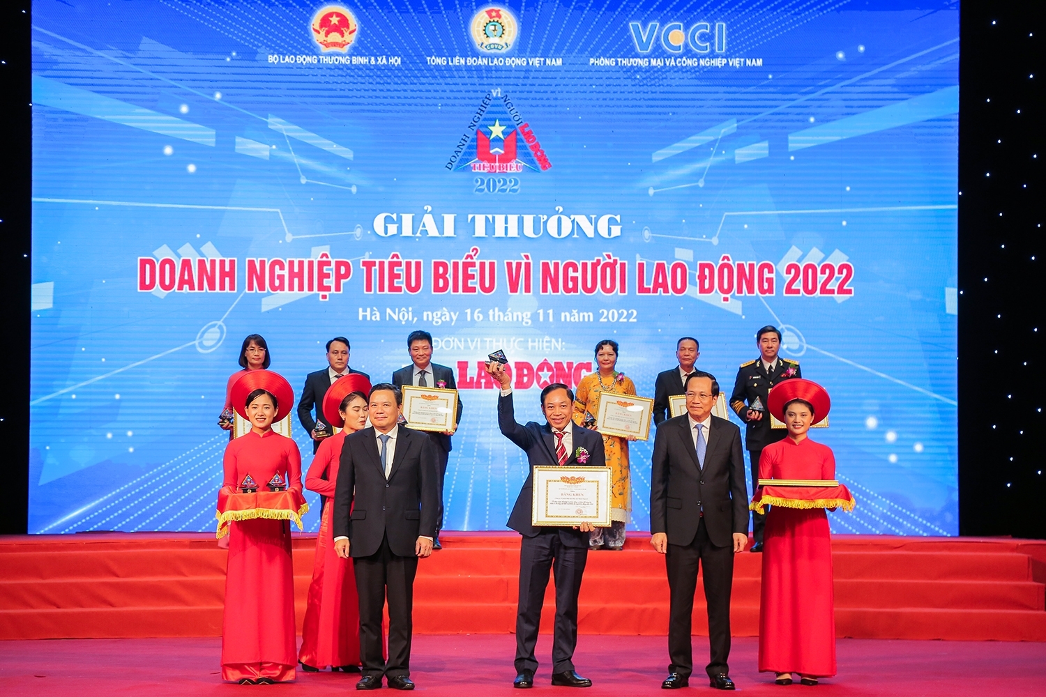Ông Ngô Đức Nhân, Giám đốc PV Power NT2, đón nhận Bằng khen của Bộ Lao động, Thương binh và Xã hội, nhận biểu trưng tôn vinh tại chương trình Ông Ngô Đức Nhân, Giám đốc PV Power NT2, đón nhận Bằng khen của Bộ Lao động, Thương binh và Xã hội, nhận biểu trưng tôn vinh tại chương trình