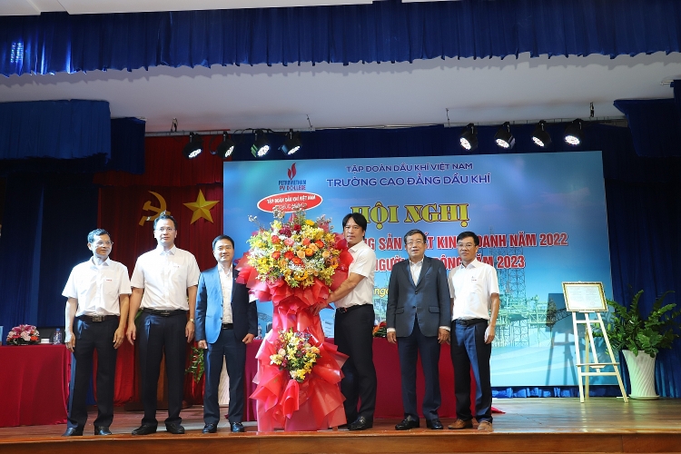 Trường Cao đẳng Dầu khí: Nâng cao chất lượng đào tạo, tiếp tục phát triển - Khẳng định vị thế Trường Cao đẳng Dầu khí: Nâng cao chất lượng đào tạo - Khẳng định vị thế, góp phần vào sự phát triển của Petrovietnam