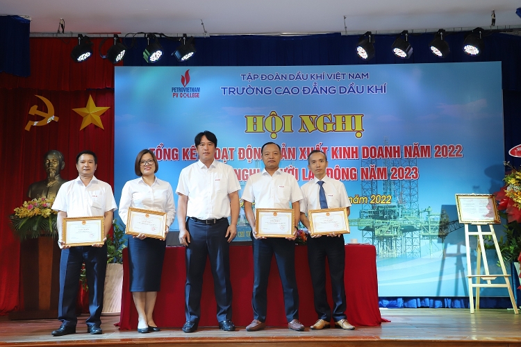 Trường Cao đẳng Dầu khí: Nâng cao chất lượng đào tạo, tiếp tục phát triển - Khẳng định vị thế Trường Cao đẳng Dầu khí: Nâng cao chất lượng đào tạo - Khẳng định vị thế, góp phần vào sự phát triển của Petrovietnam
