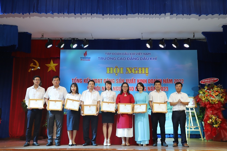 Trường Cao đẳng Dầu khí: Nâng cao chất lượng đào tạo, tiếp tục phát triển - Khẳng định vị thế Trường Cao đẳng Dầu khí: Nâng cao chất lượng đào tạo - Khẳng định vị thế, góp phần vào sự phát triển của Petrovietnam