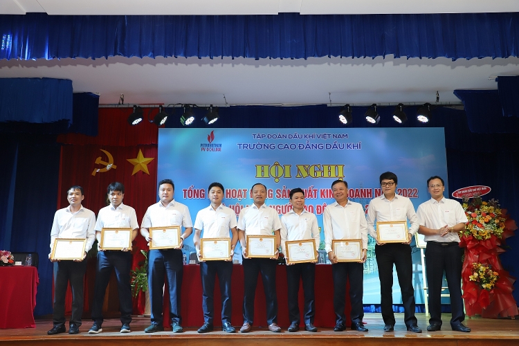 Trường Cao đẳng Dầu khí: Nâng cao chất lượng đào tạo, tiếp tục phát triển - Khẳng định vị thế Trường Cao đẳng Dầu khí: Nâng cao chất lượng đào tạo - Khẳng định vị thế, góp phần vào sự phát triển của Petrovietnam