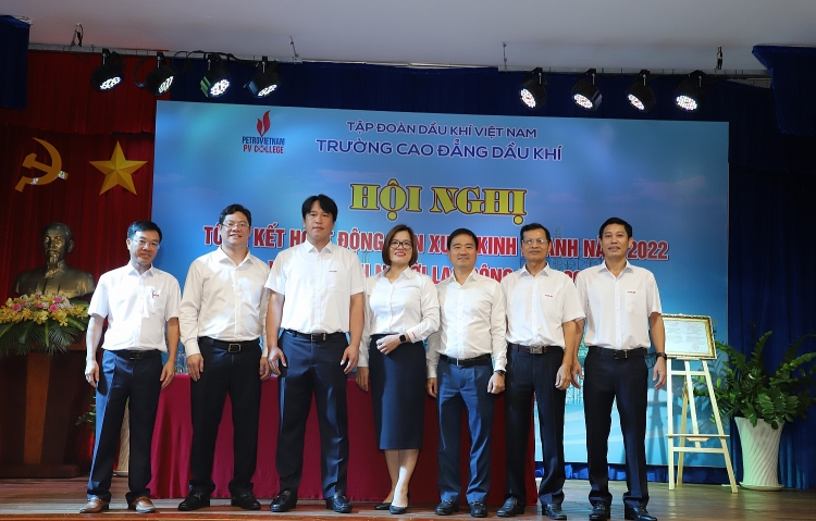 Trường Cao đẳng Dầu khí: Nâng cao chất lượng đào tạo, tiếp tục phát triển - Khẳng định vị thế Trường Cao đẳng Dầu khí: Nâng cao chất lượng đào tạo - Khẳng định vị thế, góp phần vào sự phát triển của Petrovietnam