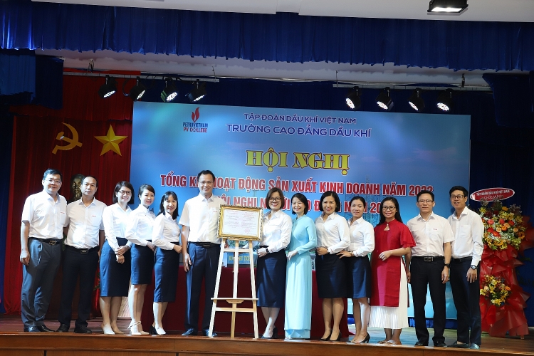 Trường Cao đẳng Dầu khí: Nâng cao chất lượng đào tạo, tiếp tục phát triển - Khẳng định vị thế Trường Cao đẳng Dầu khí: Nâng cao chất lượng đào tạo - Khẳng định vị thế, góp phần vào sự phát triển của Petrovietnam