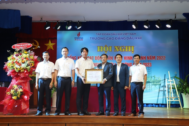 Trường Cao đẳng Dầu khí: Nâng cao chất lượng đào tạo, tiếp tục phát triển - Khẳng định vị thế Trường Cao đẳng Dầu khí: Nâng cao chất lượng đào tạo - Khẳng định vị thế, góp phần vào sự phát triển của Petrovietnam