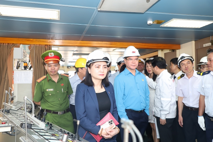 Phó Chủ tịch nước Võ Thị Ánh Xuân thăm, làm việc với Vietsovpetro và động viên CBCNV ngành Dầu khí Phó Chủ tịch nước Võ Thị Ánh Xuân thăm, làm việc với Vietsovpetro và động viên CBCNV Dầu khí