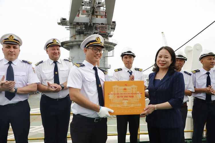 Phó Chủ tịch nước Võ Thị Ánh Xuân thăm, làm việc với Vietsovpetro và động viên CBCNV ngành Dầu khí Phó Chủ tịch nước Võ Thị Ánh Xuân thăm, làm việc với Vietsovpetro và động viên CBCNV Dầu khí