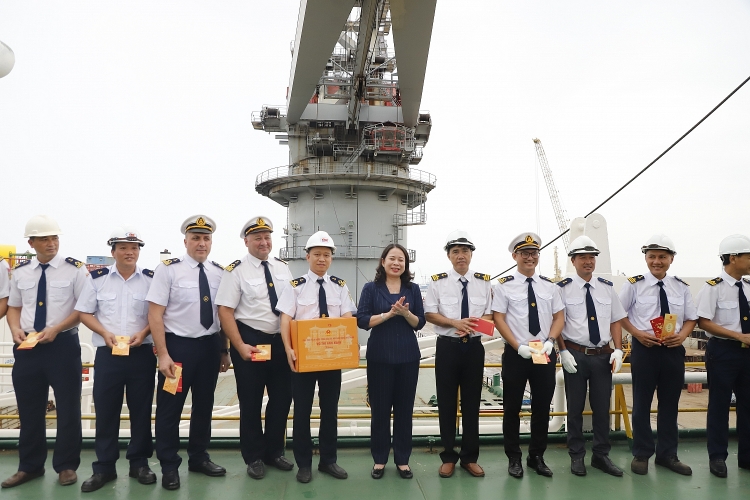 Phó Chủ tịch nước Võ Thị Ánh Xuân thăm, làm việc với Vietsovpetro và động viên CBCNV ngành Dầu khí Phó Chủ tịch nước Võ Thị Ánh Xuân thăm, làm việc với Vietsovpetro và động viên CBCNV Dầu khí