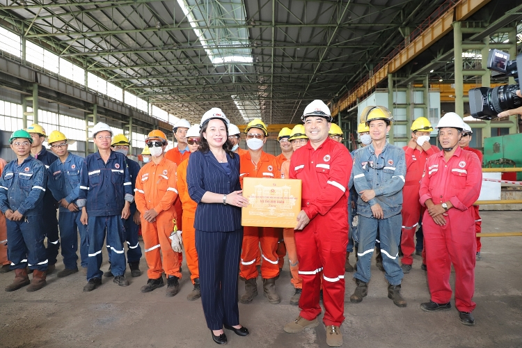 Phó Chủ tịch nước Võ Thị Ánh Xuân thăm, làm việc với Vietsovpetro và động viên CBCNV ngành Dầu khí Phó Chủ tịch nước Võ Thị Ánh Xuân thăm, làm việc với Vietsovpetro và động viên CBCNV Dầu khí