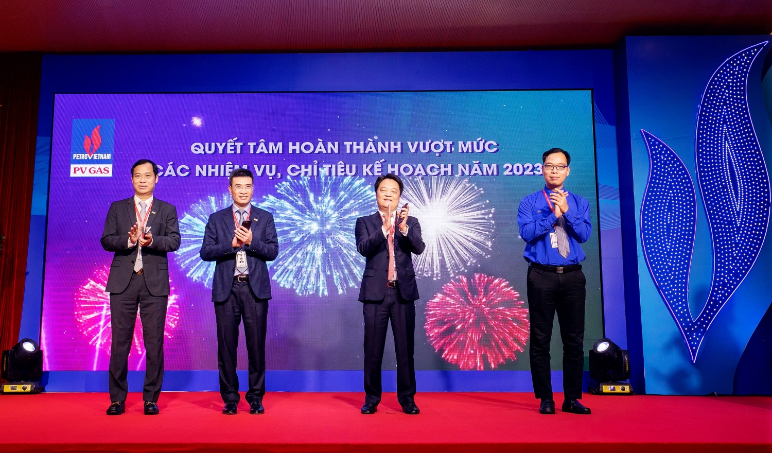 Lãnh đạo Đảng ủy, Chính quyền, Công đoàn, Đoàn Thanh niên PV GAS thực hiện nghi thức khởi động mã QR Cam kết thi đua “Hoàn thành vượt mức các nhiệm vụ, chỉ tiêu kế hoạch năm 2023” Lãnh đạo Đảng ủy, Chính quyền, Công đoàn, Đoàn Thanh niên PV GAS thực hiện nghi thức khởi động mã QR Cam kết thi đua “Hoàn thành vượt mức các nhiệm vụ, chỉ tiêu kế hoạch năm 2023”