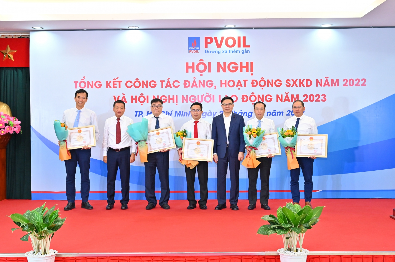 Ông Lê Mạnh Hùng – Phó Bí thư Đảng ủy, Tổng Giám đốc Tập đoàn Dầu khí Quốc gia Việt Nam và ông Đoàn Văn Nhuộm – Phó Bí thư Đảng ủy, Tổng Giám đốc PVOIL trao tặng khen thưởng cho các tập thể xuất sắc năm 2022 Ông Lê Mạnh Hùng – Phó Bí thư Đảng ủy, Tổng Giám đốc Tập đoàn Dầu khí Quốc gia Việt Nam và ông Đoàn Văn Nhuộm – Phó Bí thư Đảng ủy, Tổng Giám đốc PVOIL trao tặng khen thưởng cho các tập thể xuất sắc năm 2022