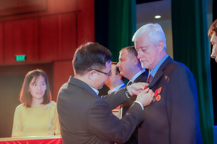 Vietsovpetro đạt thành tích đặc biệt ấn tượng - góp phần lớn vào thành công chung của Petrovietnam Vietsovpetro đạt thành tích đặc biệt ấn tượng, góp phần quan trọng vào thành công chung của Petrovietnam