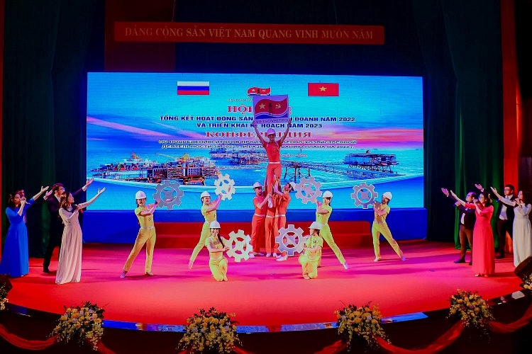 Vietsovpetro đạt thành tích đặc biệt ấn tượng - góp phần lớn vào thành công chung của Petrovietnam Vietsovpetro đạt thành tích đặc biệt ấn tượng, góp phần quan trọng vào thành công chung của Petrovietnam