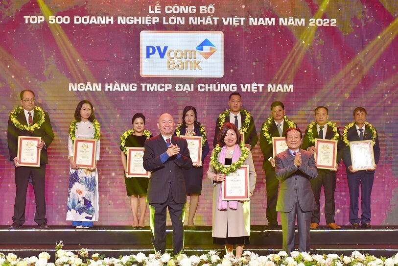 VcomBank nhận chứng nhận Top 500 Doanh nghiệp lớn nhất Việt Nam năm 2022 VcomBank nhận chứng nhận Top 500 Doanh nghiệp lớn nhất Việt Nam năm 2022