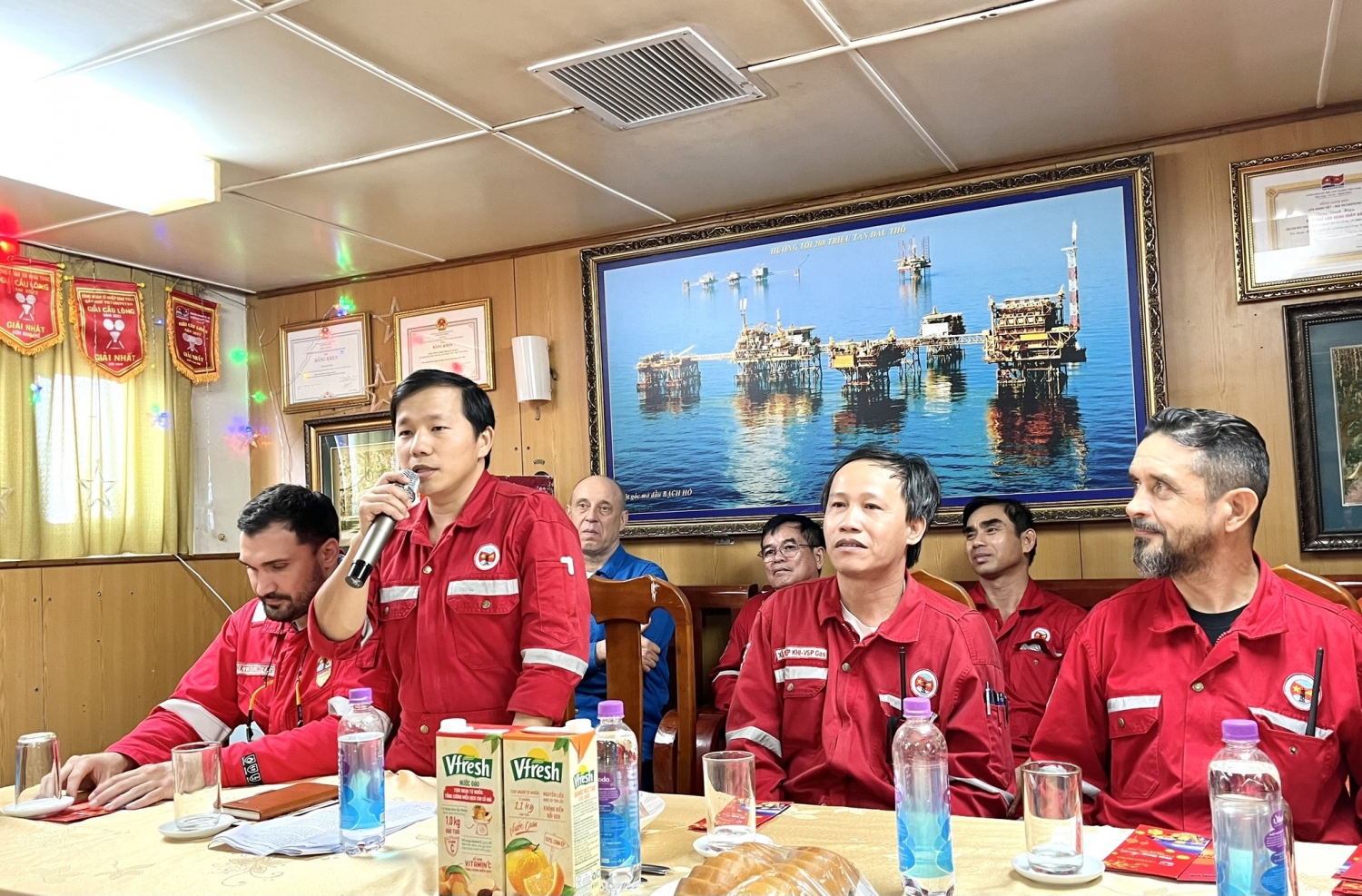 Lãnh đạo TP Vũng Tàu và Vietsovpetro chúc Tết người lao động trên Giàn CNTT-2