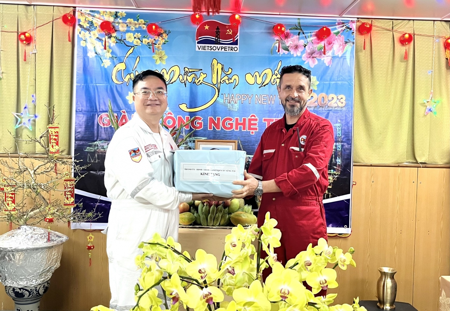 Lãnh đạo TP Vũng Tàu và Vietsovpetro chúc Tết người lao động trên Giàn CNTT-2