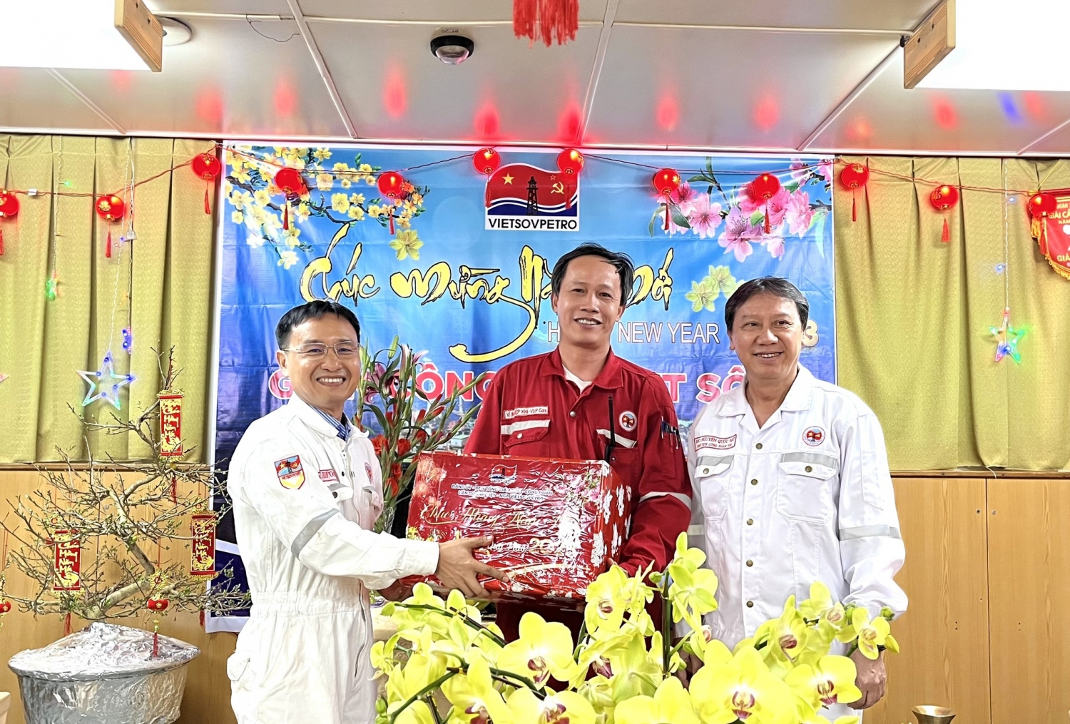 Lãnh đạo TP Vũng Tàu và Vietsovpetro chúc Tết người lao động trên Giàn CNTT-2